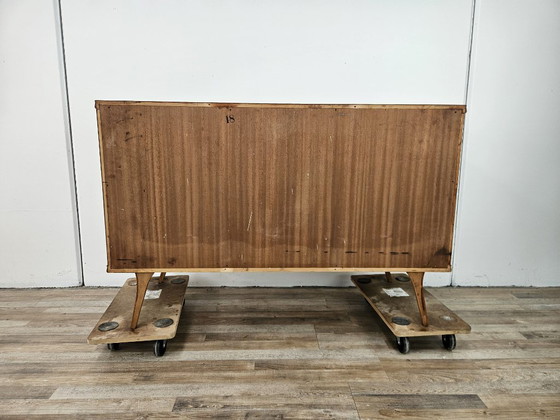 Image 1 of Commode des années 1950 recouverte de noyer avec poignées en laiton