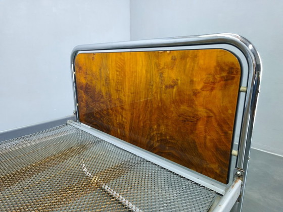 Image 1 of Bauhaus buisvormig stalen bed met walnotenhouten panelen, Tsjechoslowakije, jaren 1930