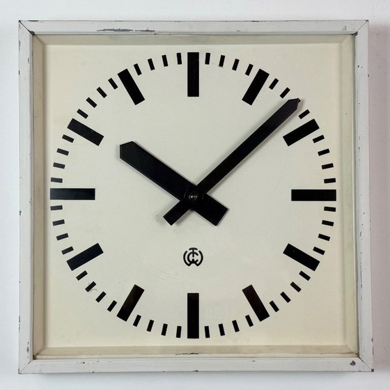 Grande horloge murale carrée blanche de style industriel, de CTW, 1960 – Pendules, Glass, Iron (photo 3 of 19)