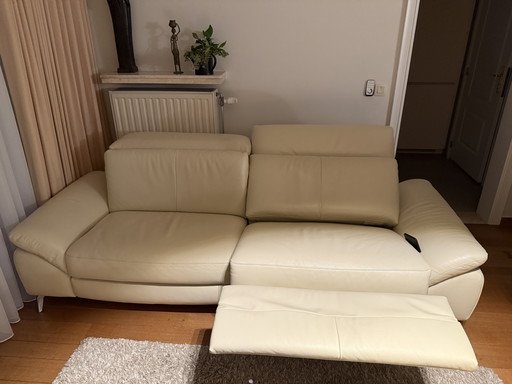Dreisitzer-Ledersofa mit elektrischer Relaxfunktion, 2,46 m (neu 5350 €)