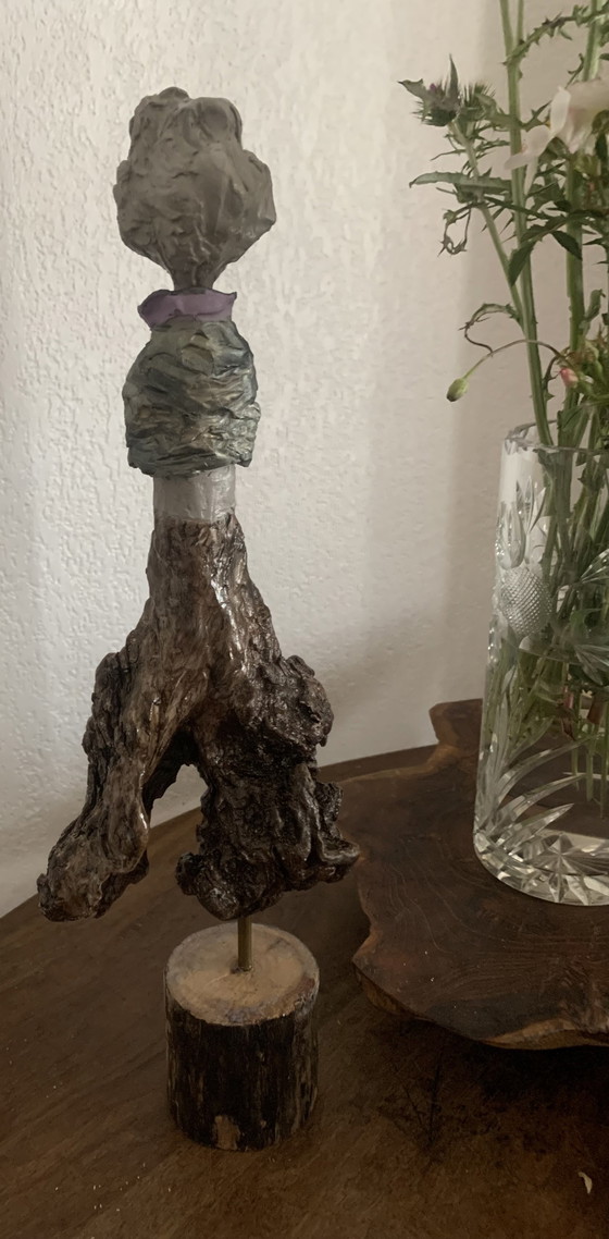 Image 1 of Gemaakt door een vrouw, met behulp van aarde en drijfhout.