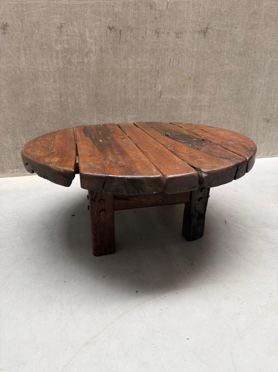 Brutalist Wabi-Sabi ronde eiken salontafel '60 – Wood (photo 11 of 14)