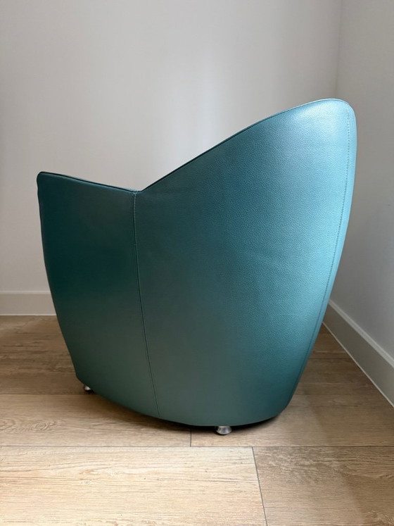 Image 1 of Sillón Leolux Carabita con otomana, tapizado en piel verde oliva.