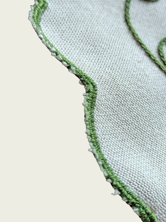 Image 1 of Vintage kersttafelkleed uit de jaren 80 – rond, wit met groene en gouden kerstbomen, Ø 54 cm