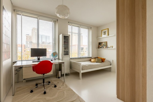 Interlubke tafel, wit corian, te gebruiken als eettafel of bureau. Zo goed als nieuw!