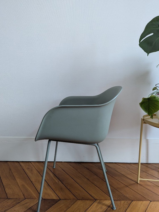 Sedia in fibra con braccioli, verde polvere-verde – Muuto, Sedie da pranzo, Metal, Plastic (photo 4 of 5)