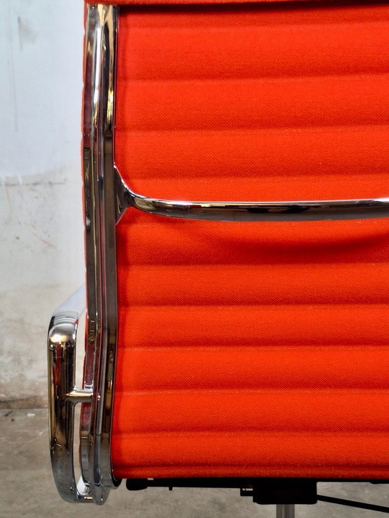 Image 1 of Vitra EA 119 in hautfarbenem Orange auf Rollen