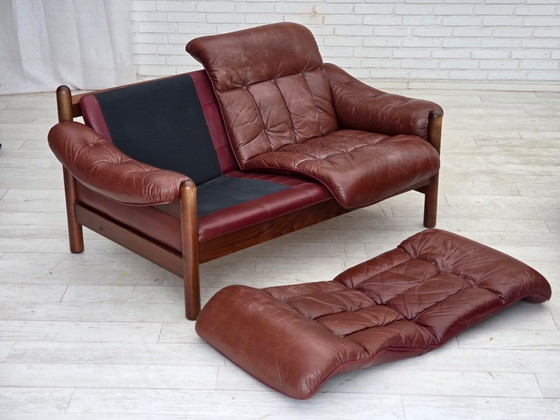 Image 1 of Schwedisches 2-Sitzer-Sofa aus den 1970er Jahren, braunes Leder mit Patina, dunkles Buchenholz.