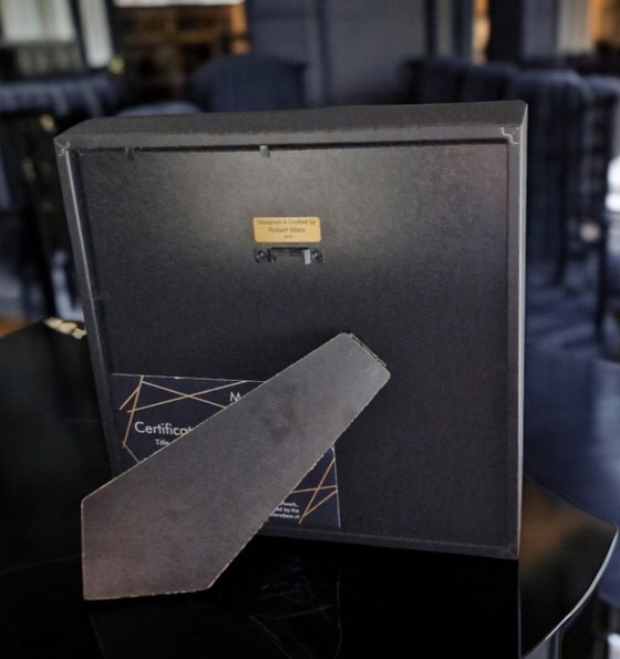 Image 1 of Opera d'arte con emoticon di merda in oro 23 carati, incorniciata e dorata, edizione limitata