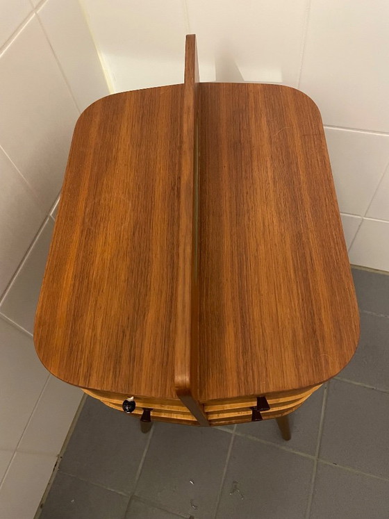 Image 1 of Teakhouten Naaikastje. Mid-Century, Scandinavisch Design. Unieke Tijdcapsule uit deze tijd door de Oorspronkelijke Inhoud 