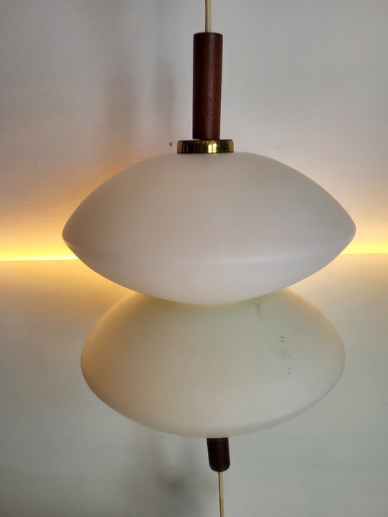 Image 1 of Lampada a sospensione vintage in vetro opalino, stile scandinavo, teak, anni '60