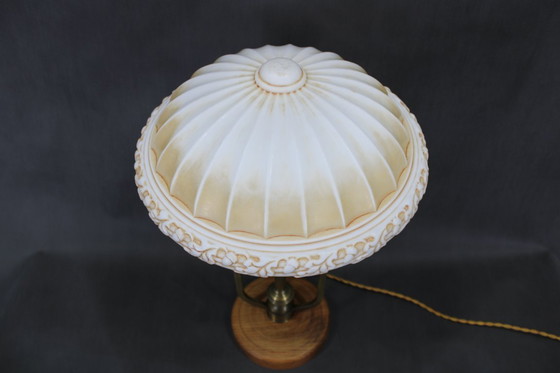 Image 1 of Lampe de table en laiton restaurée des années 1930 avec base en bois et abat-jour en verre