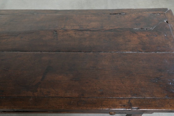 Image 1 of Magnifique table basse ancienne du XVIIIe siècle en châtaignier d'Europe du Sud, avec deux tiroirs et une serrure fonctionnelle 
