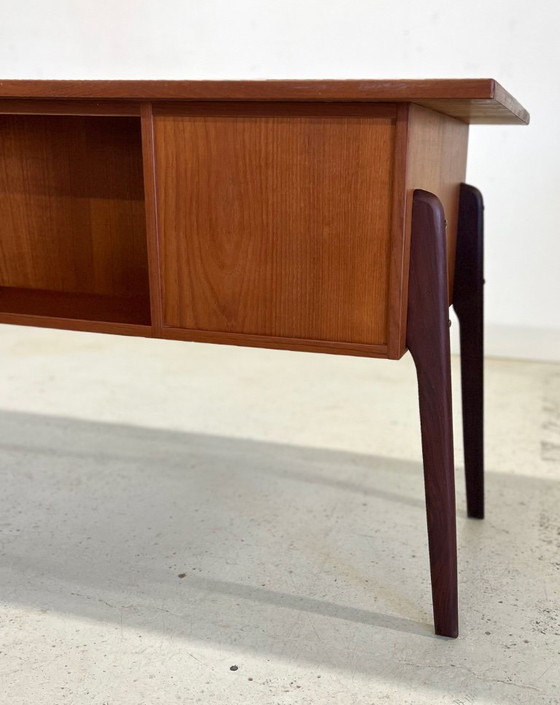 Image 1 of Dänischer Teakholz-Schreibtisch, 1960er Jahre.