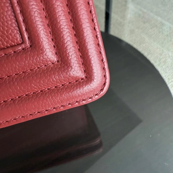 Image 1 of Chanel Boy Medium - 25CM Chevron Rood Goudkleurige Hardware Serie 25