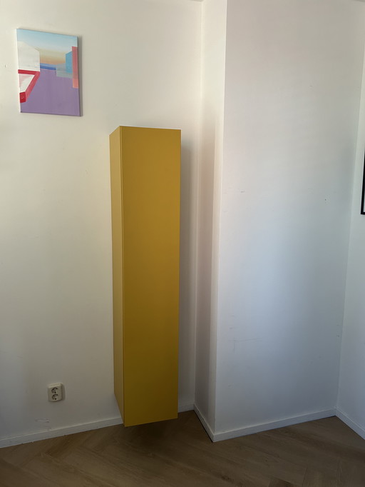 Armoire design jaune moutarde