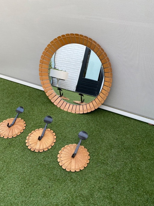 Specchio vintage in rattan con attaccapanni