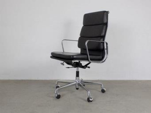 Sedia da ufficio in pelle softpad Vitra EA 219 progettata da Charles Eames
