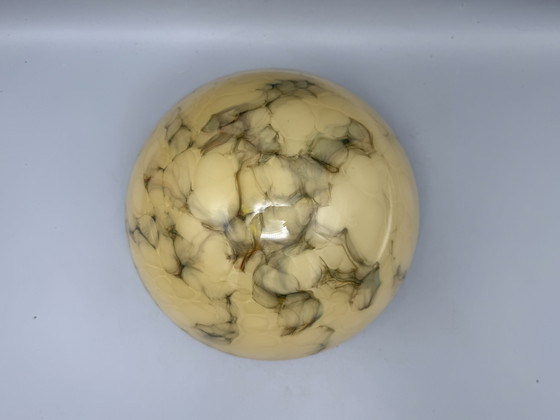 Image 1 of Vintage gemarmerde plafondlamp – elegantie in glas en messing