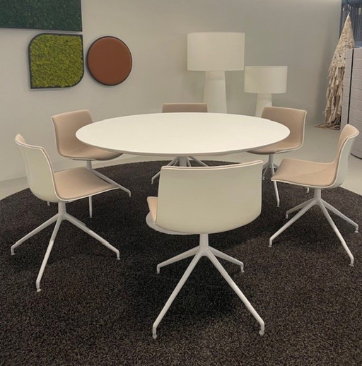 Table Dizzie avec 6 chaises Catifa - marque Arper