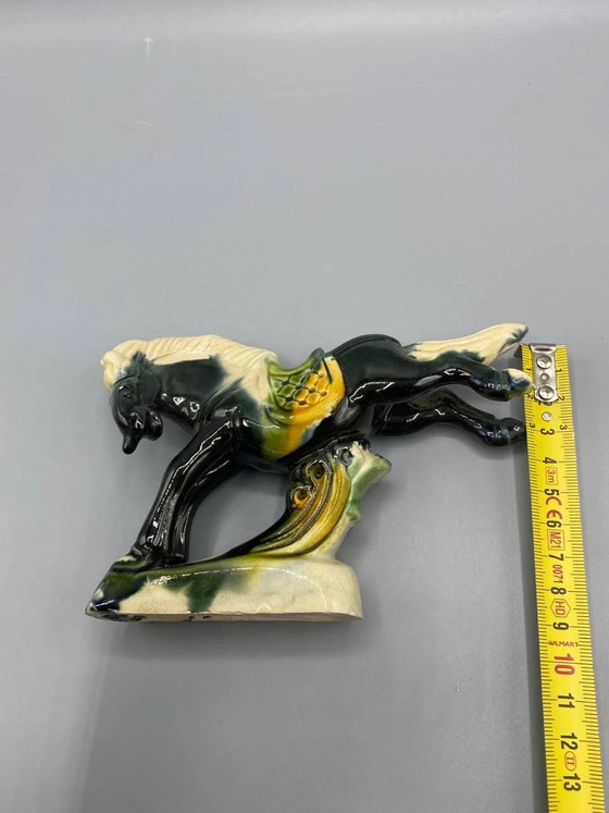 Cavallo al galoppo in ceramica smaltata, stile Tang, nero e crema, sella gialla e verde. – Stoviglie (photo 6 of 6)