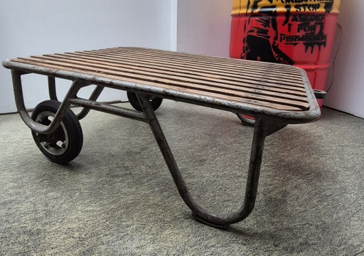 Chariot d'usine vintage – salontafels, Metal, Rubber (photo 2 of 12)