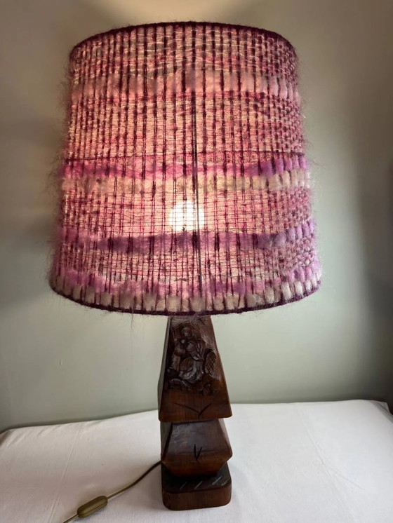 Skulptierte Holz-Tischlampe, Woll-Lampenschirm. – Tischlampen, Wool, Wood, Brutalist (photo 8 of 19)