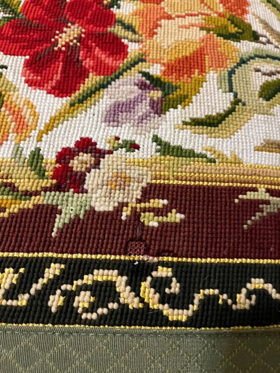 Poggiapiedi vintage imbottito, decoro floreale stile Aubusson. – Poggiapiedi e pouf, Wood (photo 9 of 9)