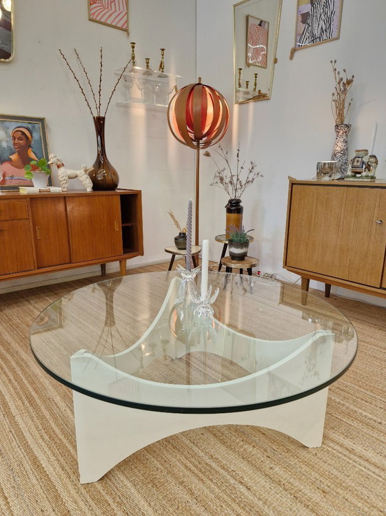 Image 1 of Table basse vintage de style futuriste avec plateau en verre, datant des années 1970.