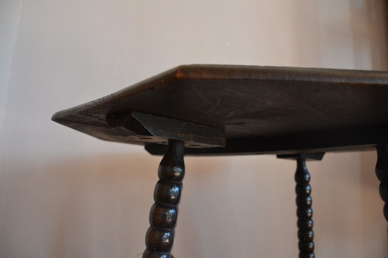 Image 1 of Vieille table d'appoint en chêne avec de magnifiques pieds incurvés et de jolies sculptures sur bois