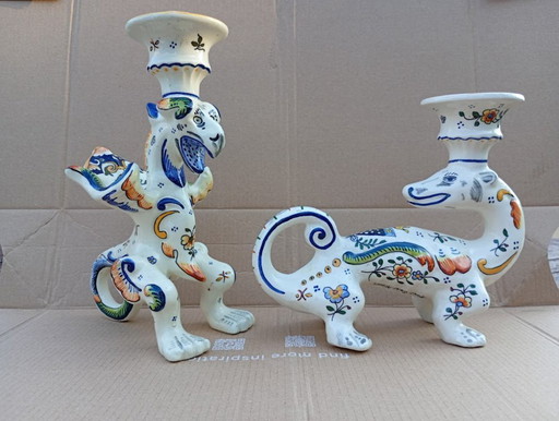 2 bougeoirs anciens en faïence française – Dragon & Salamandre (ca. 1900, Rouen/Desvres)