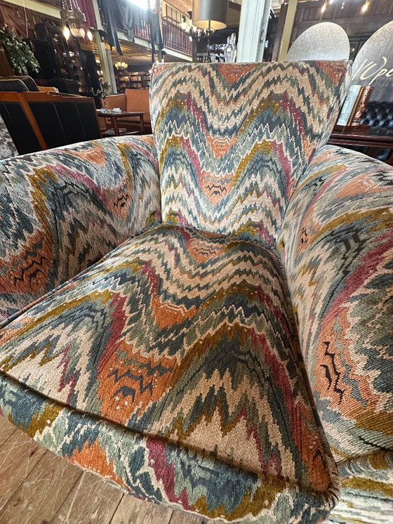 Image 1 of Sillones y otomanas Donghia - Retapizados con un colorido patrón de chevron