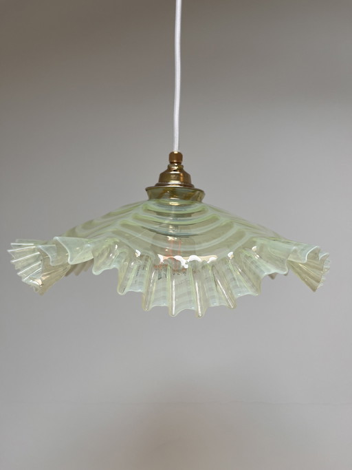 Lampada a sospensione vintage dall'atmosfera suggestiva, di colore verde chiaro, presumibilmente francese.