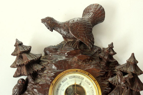 Image 1 of Sculpture ancienne des années 1930 - travail artisanal élaboré en relief sur bois avec baromètre