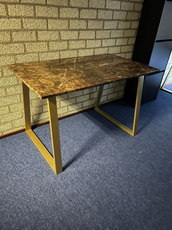 Image 1 of 2 x Tavolino di lusso in marmo marrone con gambe in metallo dorato - Qualità premium - Condizioni eccellenti