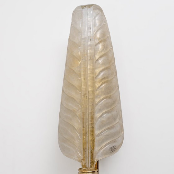 Image 1 of Par de apliques de pared de cristal de Murano con forma de hoja, con detalles en polvo de oro y latón, Italia.