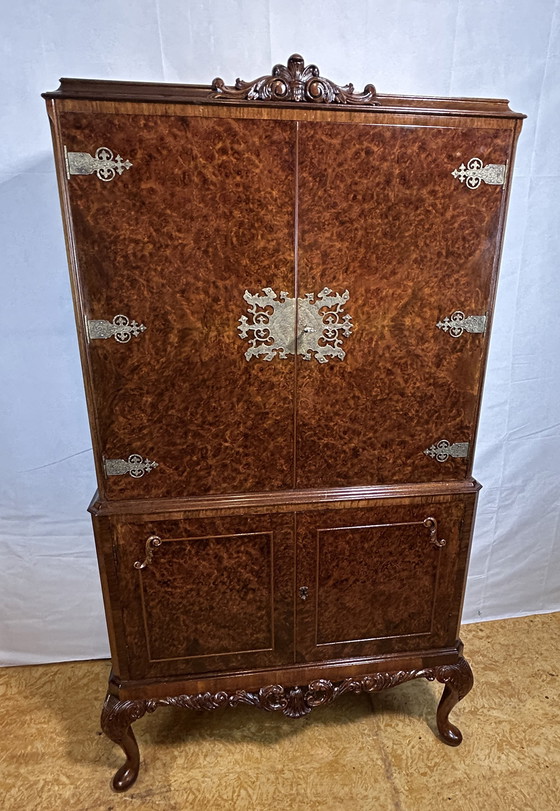 Image 1 of Mid-20th Century Burr Walnut Drinks Cabinet - Art Deco Eleganz trifft Queen Anne Charme