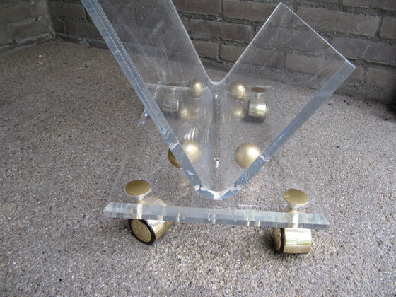 Image 1 of Mesita auxiliar de Charles Hollis Jones, de cristal acrílico, con revistero, Italia, década de 1970.