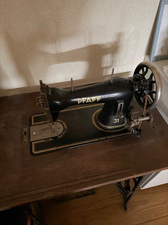 Image 1 of Máquina de coser antigua Pfaff 31 con mesa