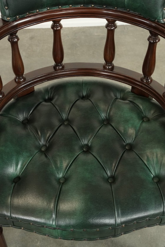 Image 1 of 2 sillas de escritorio/auxiliares Chesterfield de piel de vaca verde flameada al estilo inglés.
