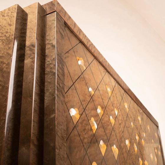 Luciano Frigerio Postmodernes Sideboard aus Maserholz und Perlmutt 1980 – Glass (photo 15 of 23)