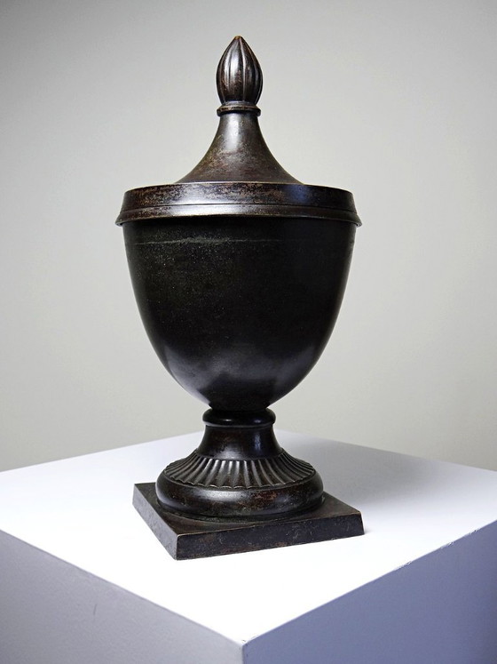 Image 1 of Casseruola con coperchio in stile Impero, in metallo patinato effetto bronzo, India, anni '60-'80