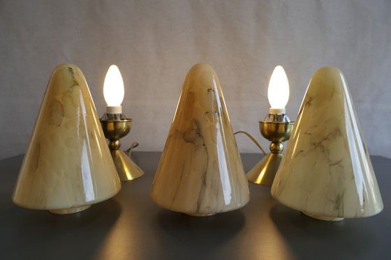 Image 1 of Tre caratteristiche lampade da tavolo Art Déco, coniche, in ottone e vetro marmorizzato
