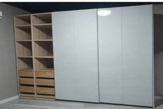 Image 1 of Großer IKEA PAX Kleiderschrank, 3 m – graue Schiebetüren – zahlreiche Schubladen