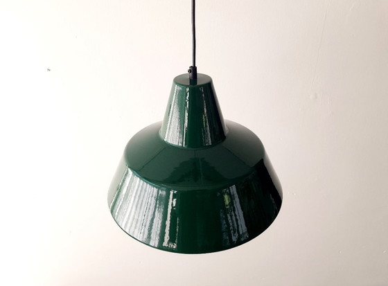 Image 1 of Louis Poulsen dunkelgrüne Emaille Pendellampe, minimalistische industrielle dänische Pendellampe, Mid-Century Modern Esstischlam