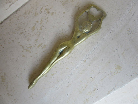 Image 1 of Vintage messing flesopener met pin-up afbeelding van een naakte vrouw (MCM).