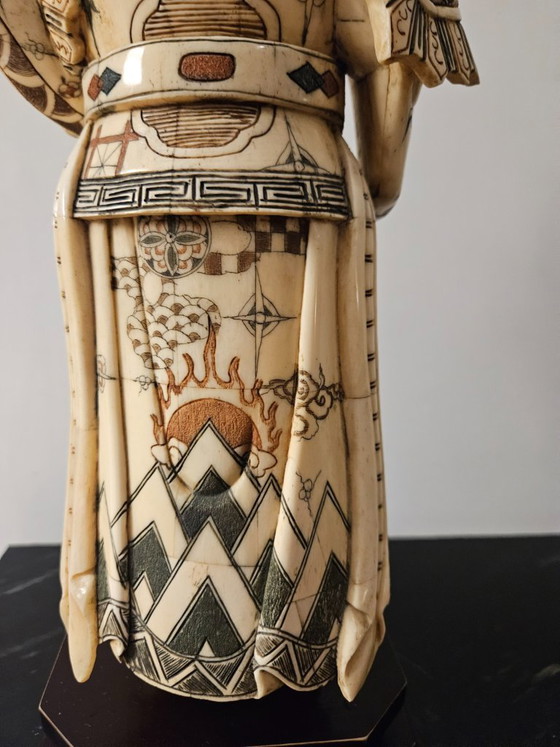 Image 1 of Beeld van Chinese Mo Li Hong Heavenly King, polychroom en scrimshaw gedecoreerd, met houten kern, eerste helft 20e eeuw