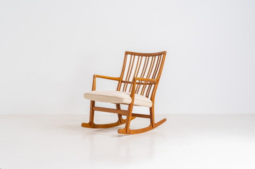 Fauteuil à bascule « ML33 » de Hans J. Wegner pour A. Mikael Laursen (Danemark, années 1950).