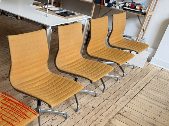 Image 1 of Set: 1x Bulo H2O Bureautafel met 4x Eames EA102 Herman Miller