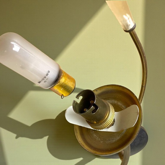 Image 1 of Applique murale française moderne du milieu du siècle, en verre blanc et laiton, années 1960